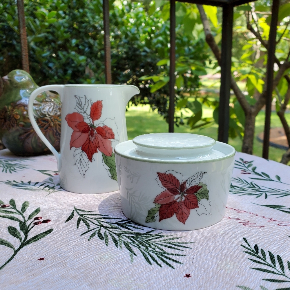 Block Covered SugarBowl Poinsettia by Mary Lou Goertz Portugal